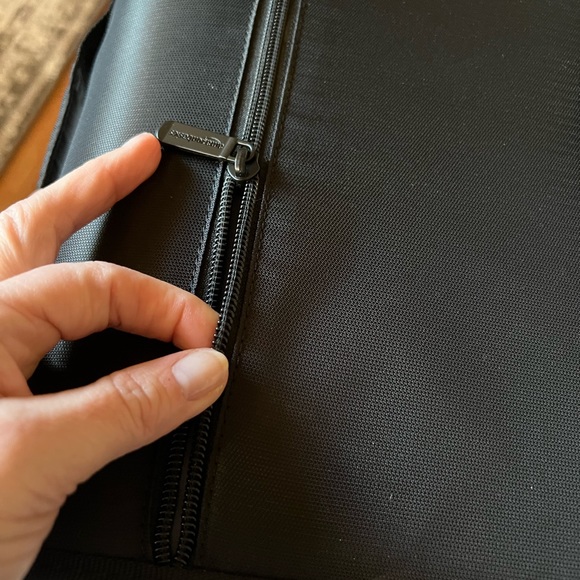 Binder that zips. Built in dividers. Tons of storage. Carrying handle. 3 ring. - Picture 2 of 9